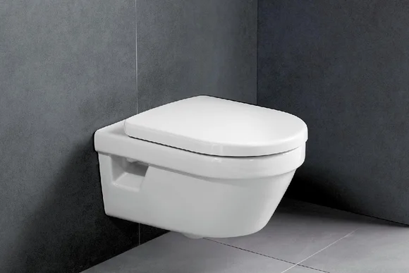 Weißes Wand-WC mit geschlossenem Deckel